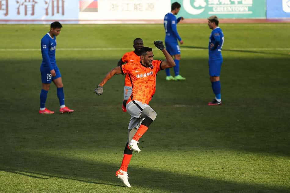 No retorno do futebol chinês, Alan Kardec marca e Shenzhen avança às quartas de final da Copa da China