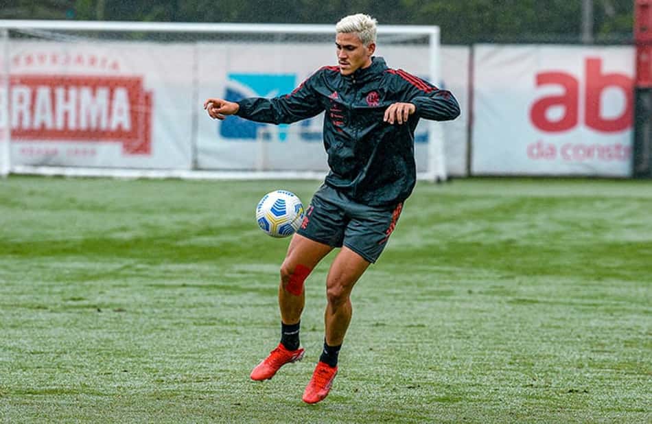 Sem dois titulares e com volta importante, Flamengo embarca para Curitiba; confira