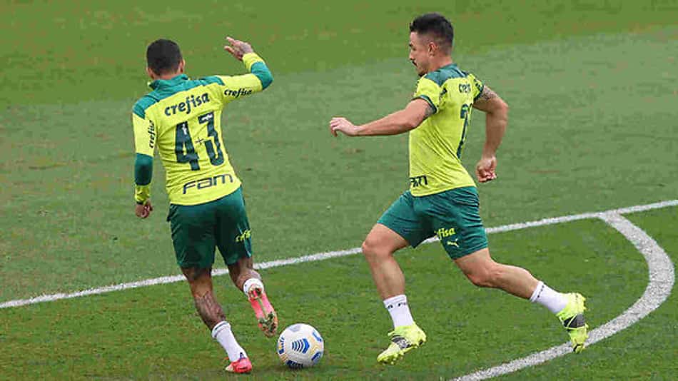 Com foco em bolas paradas, Palmeiras encerra preparação para clássico com o Santos