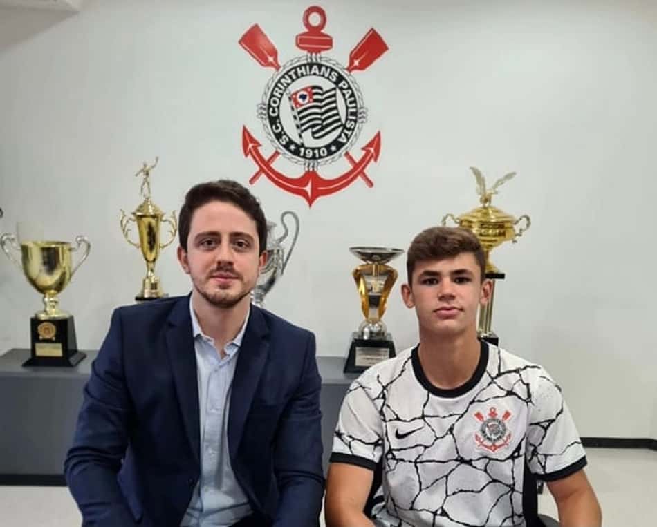 Com multa de R$ 150 milhões, volante do sub-17 do Corinthians assina contrato profissional