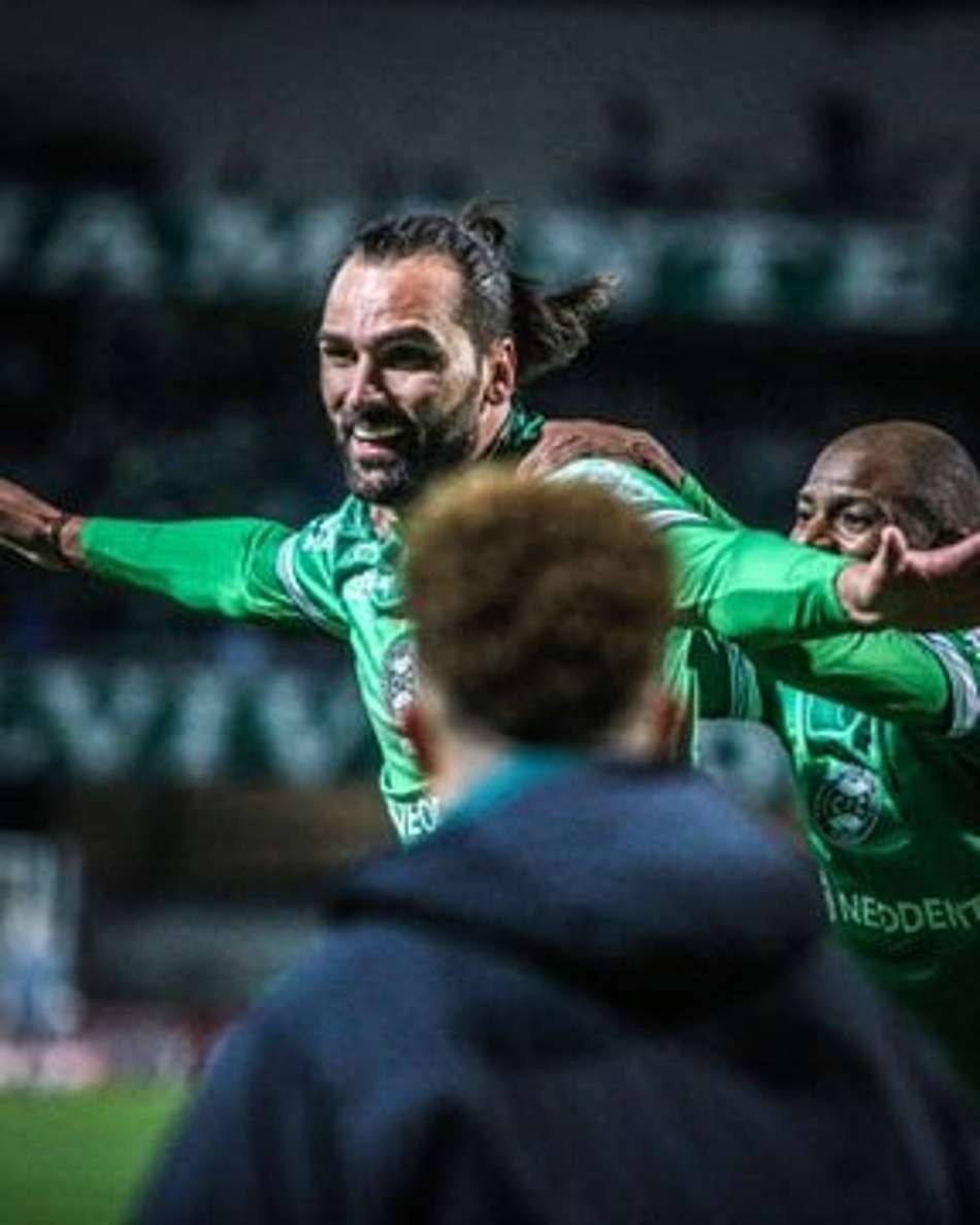 Com gols na etapa final, Coritiba vence o Sampaio Corrêa e se isola na liderança da Série B