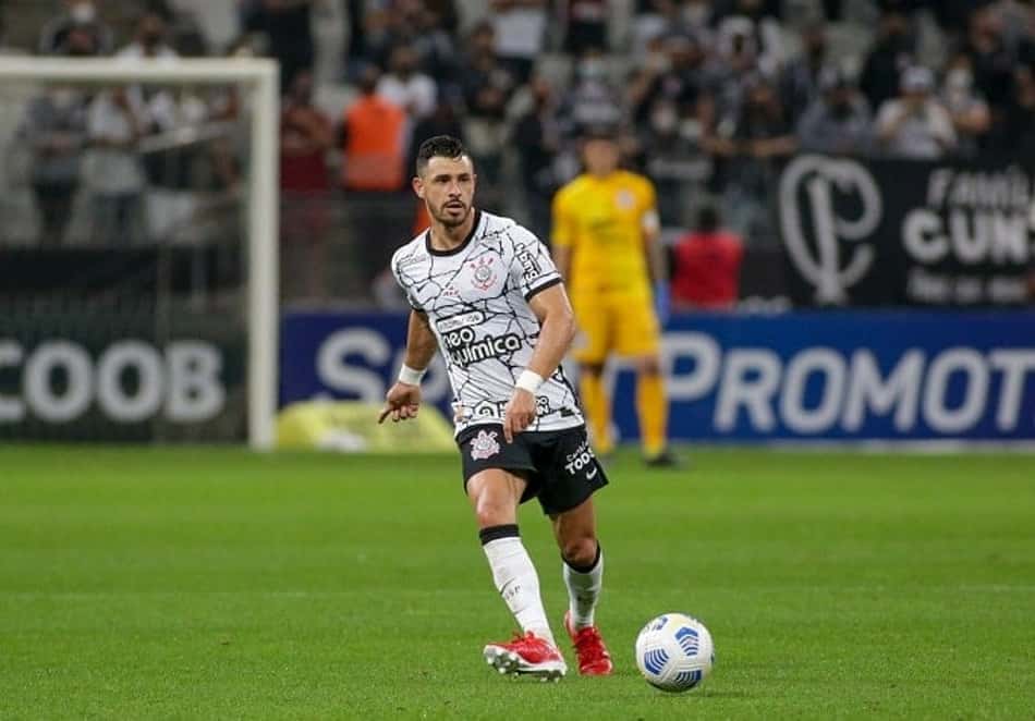Corinthians é um dos times que menos finalizam no Brasileirão e troca, em média, 45 passes até chutar