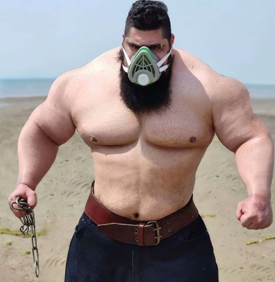 VÍDEO: Hulk Iraniano quebra osso enorme para provocar Martyn Ford a assinar contrato de luta