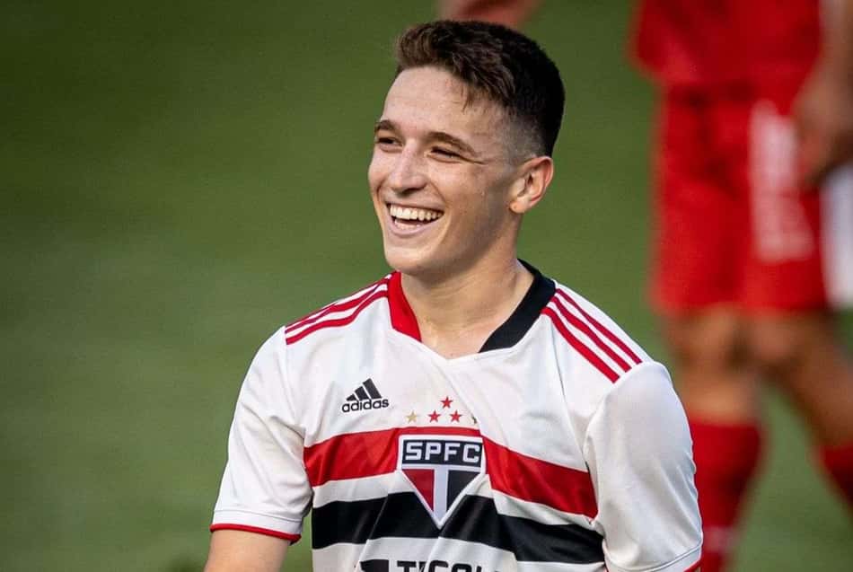 'Meu sonho é jogar pelo profissional do São Paulo': João Adriano, joia do sub-20, fala ao L!