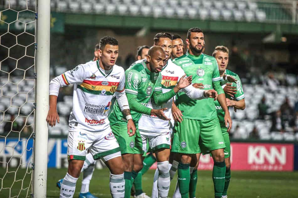 Waguininho marca novamente e comemora liderança do Coritiba na Série B do Campeonato Brasileiro