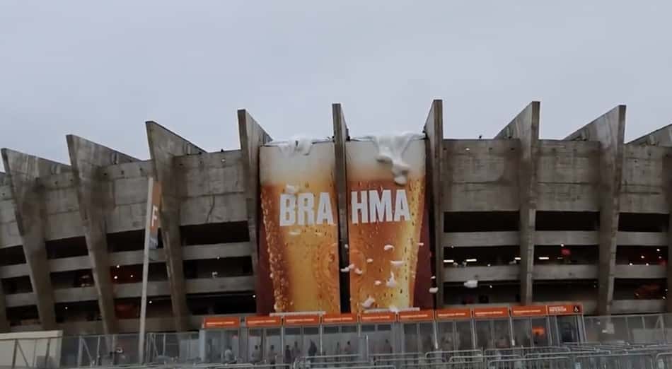 Após parceria com Galvão Bueno, cervejaria 'transborda' Mineirão de espuma