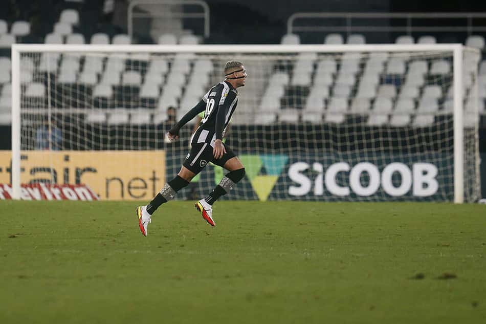 Rafael Navarro, do Botafogo, chega a 20 participações de gols na Série B e encosta na artilharia