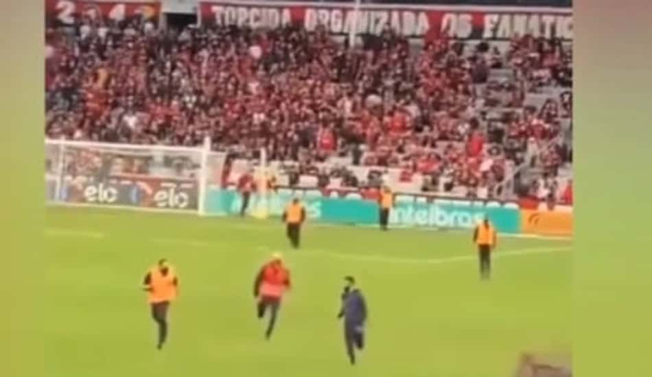 VÍDEO: Torcedor invade o campo, 'dribla' seguranças da Arena da Baixada, toma carrinho e leva público ao delírio