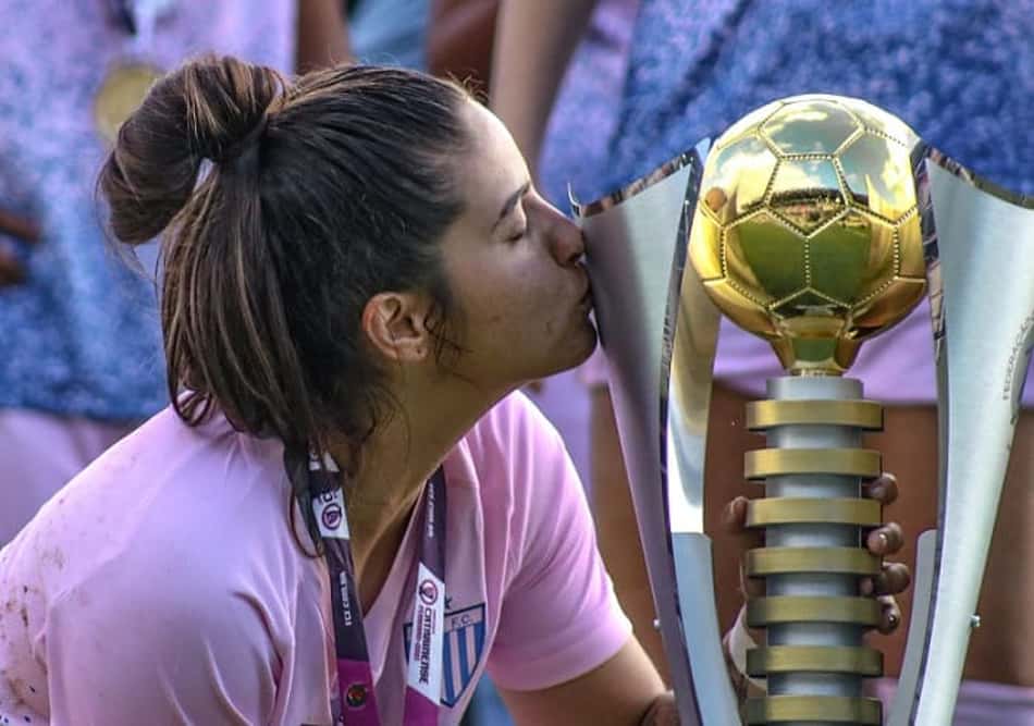 Comemorando título estadual, jogadoras do Avaí Kindermann homenageiam 'patrono'