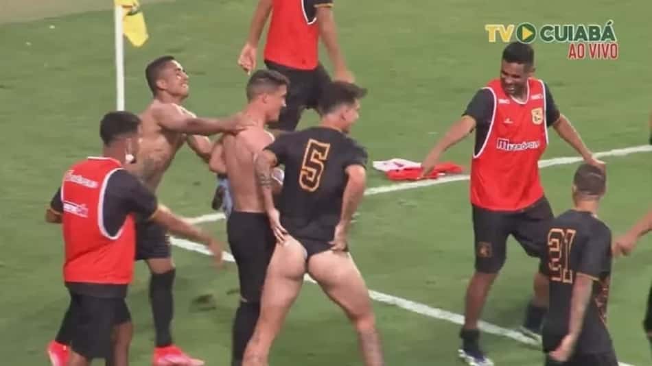 Que isso, jogador? Radamés, ex-Flu, se empolga com classificação do Brasiliense e mostra demais; veja