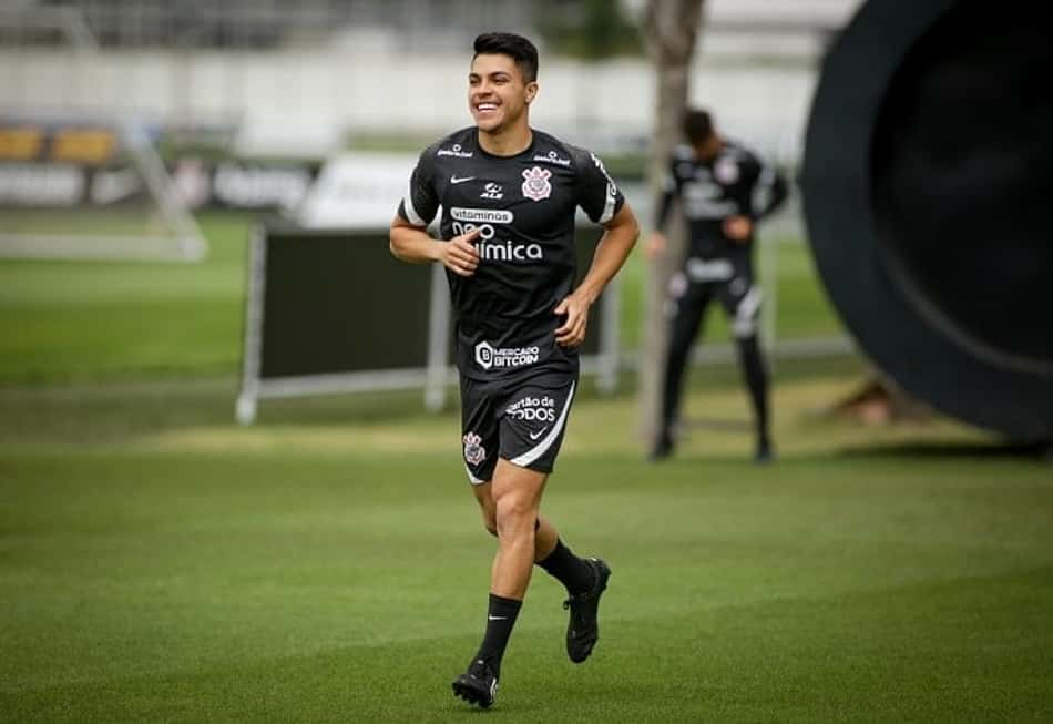 Próximo de retorno, Roni participa do aquecimento com o elenco do Corinthians