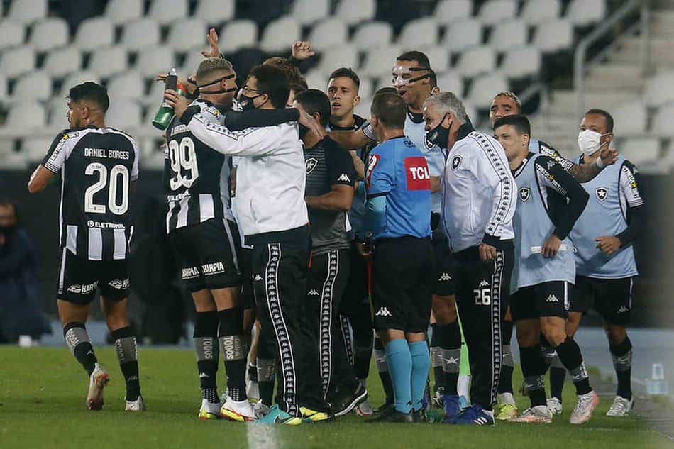 Bastidores: tom por protesto já existia no Botafogo, mas elenco quis focar e confirmar apenas após vitória
