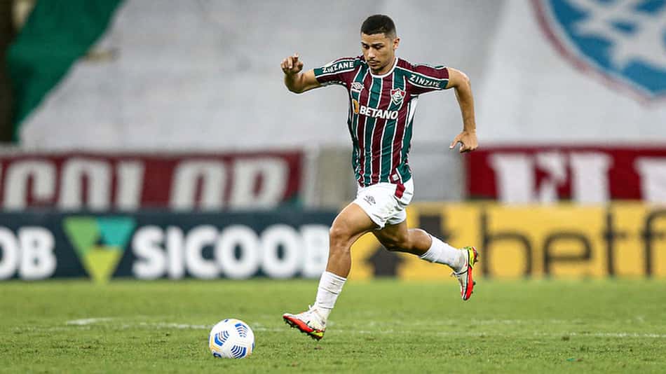 Herói do último Fla-Flu, André revela emoção com torcida e se declara: 'O Fluminense é tudo para mim'