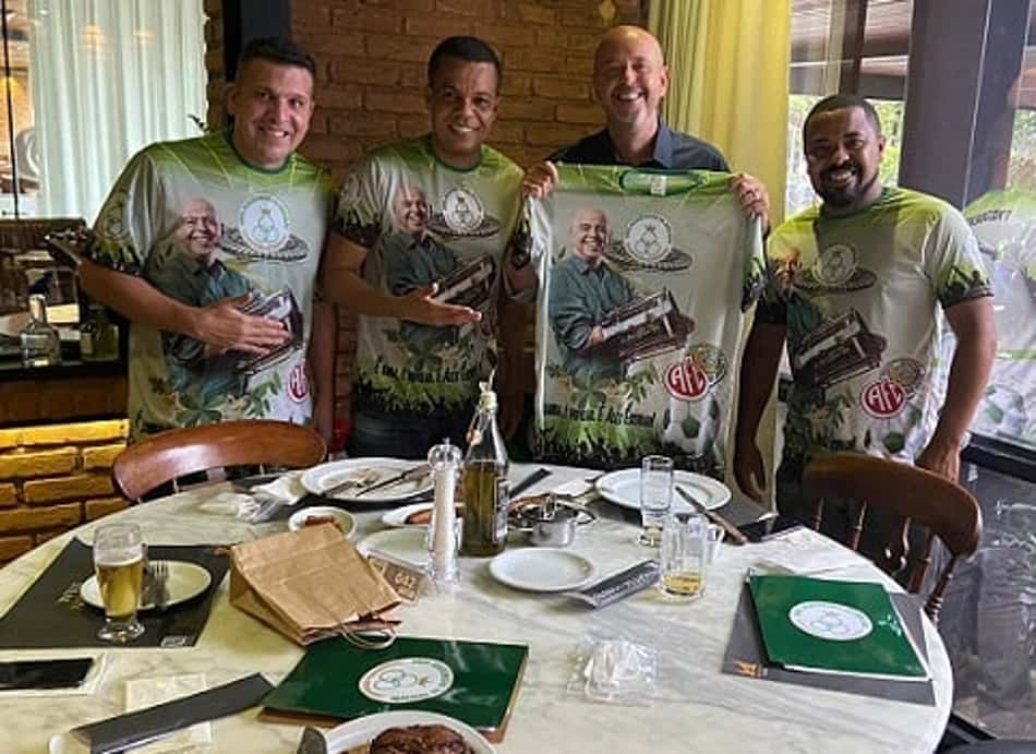 Alex Escobar se reúne com direção de carnaval de escola de samba que vai homenageá-lo no carnaval
