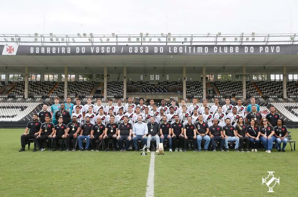 Em São Januário, Meninos do Vasco posam para foto oficial do título da Copa Brasileirinho Sub-14