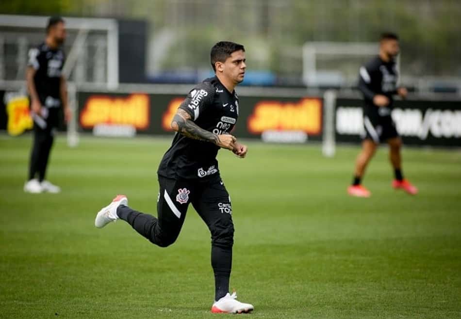 Fagner celebra 'semana cheia' no Corinthians antes de enfrentar o Inter: 'Todos inteiros para domingo'