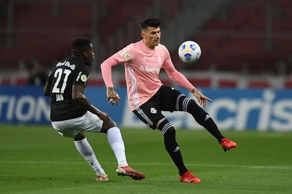 Internacional sai na frente, mas Bragantino empata no minuto final em partida atrasada do Brasileirão