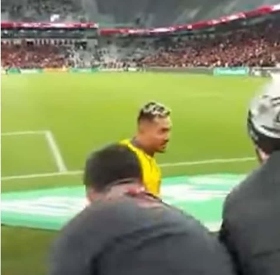 Torcedor do Athletico cai de cabeça ao se exaltar em insultos a Diego Alves; assista ao vídeo