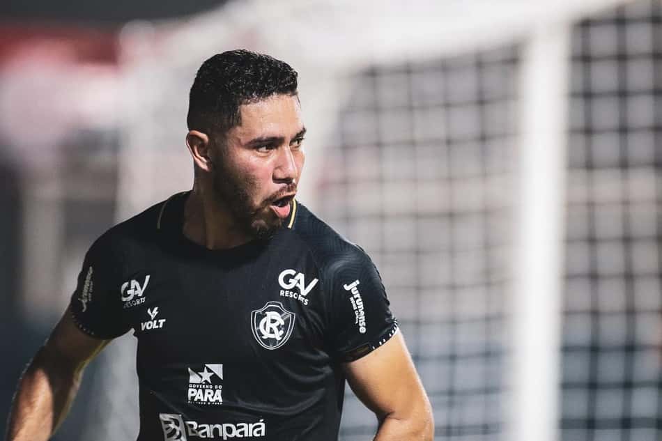 Neto Pessoa comemora hat-trick na estreia como titular do Remo e exalta energia da torcida