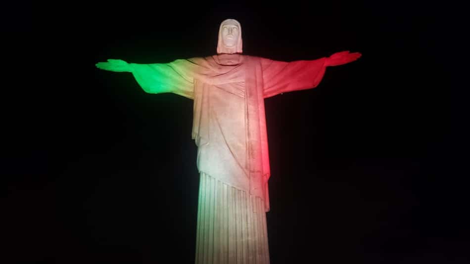 Cristo Redentor é iluminado com as cores do Fluminense no Dia de São João Paulo II