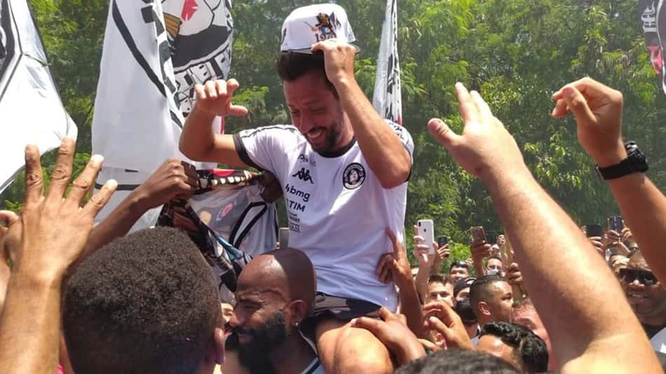 Torcida festeja e apoia jogadores do Vasco antes do embarque para Recife, para jogo contra o Náutico