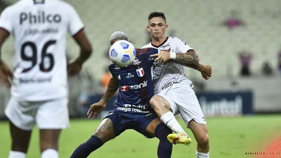 Na Arena Castelão, Fortaleza bate o Athletico-PR e assume a vice-liderança do Brasileirão
