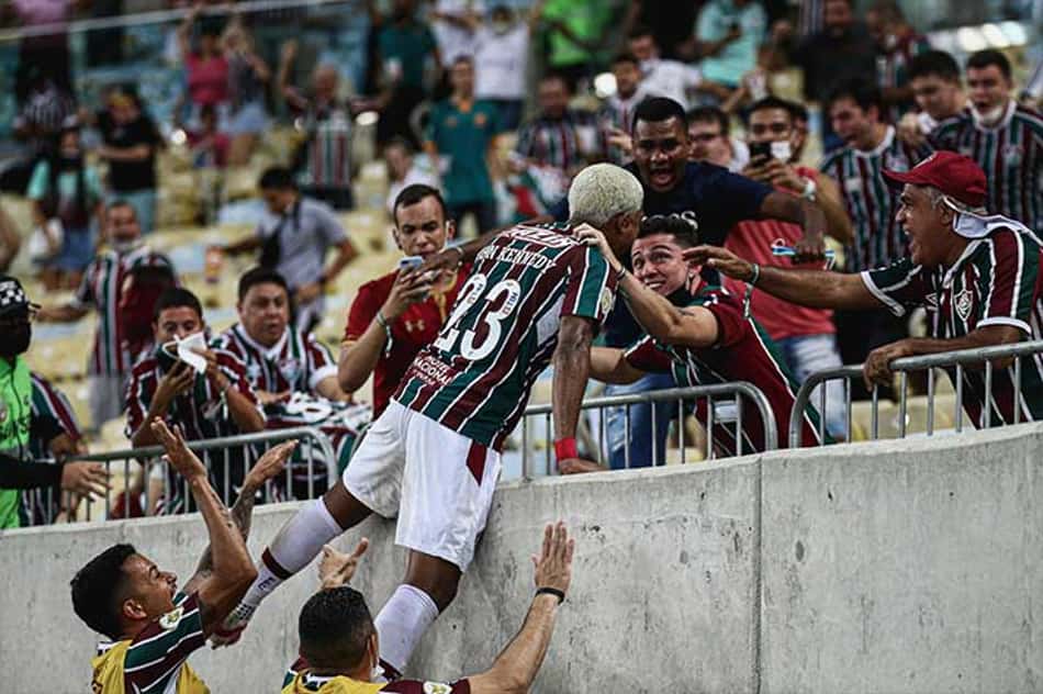 Festa, insatisfação, deboche e xingamentos a Renato: como foi a volta das duas torcidas no Fla-Flu