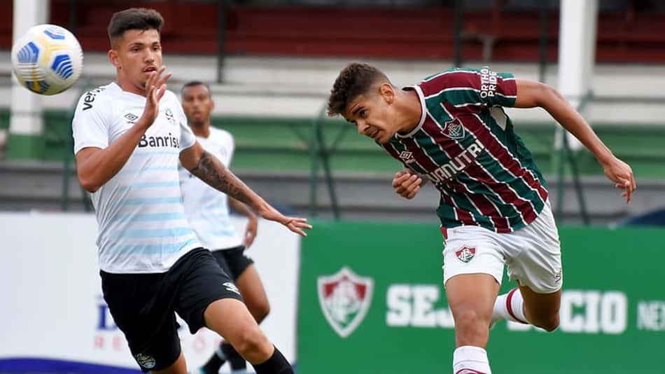 João Neto sofre fratura no tornozelo e passará por cirurgia no Fluminense