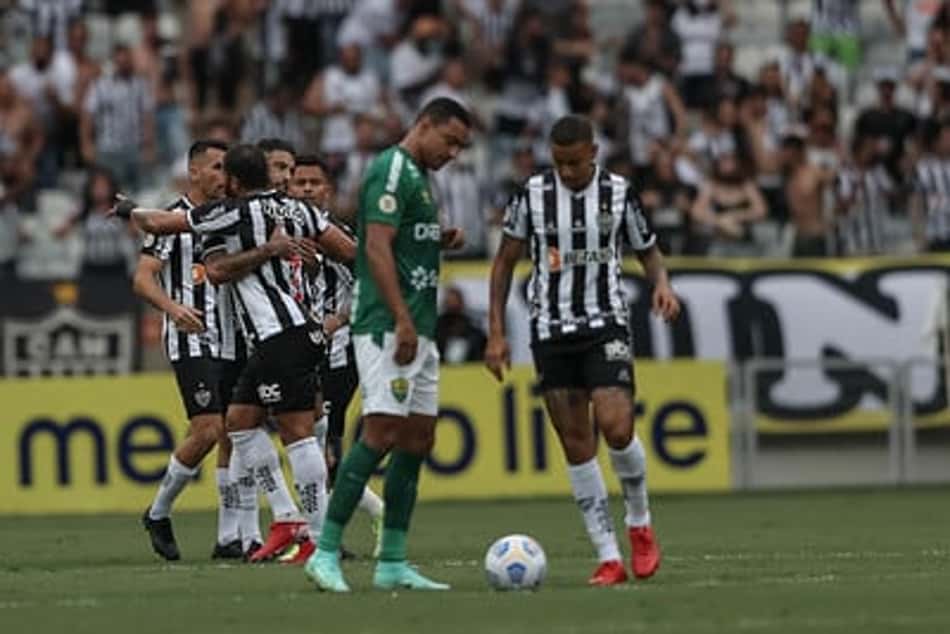Vídeo: que vacilo! Nathan Silva recua bola para Everson e faz gol contra na virada do Galo sobre o Cuiabá