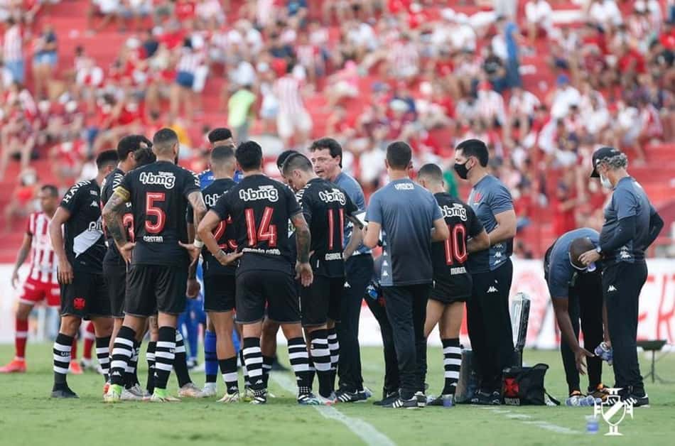 Mesmo sem ter boa atuação, Vasco abre vantagem, mas bola aérea volta a tirar pontos decisivos na Série B