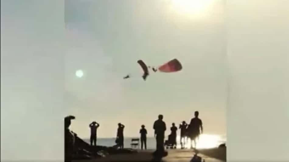 Parapentes se chocam no ar e pilotos caem no mar, na Turquia; veja vídeo
