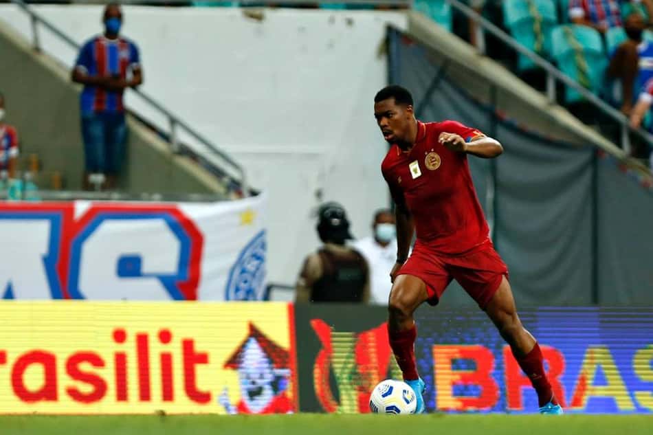 Atacante Ronaldo comemora triunfo do Bahia que resultou na saída do Z-4