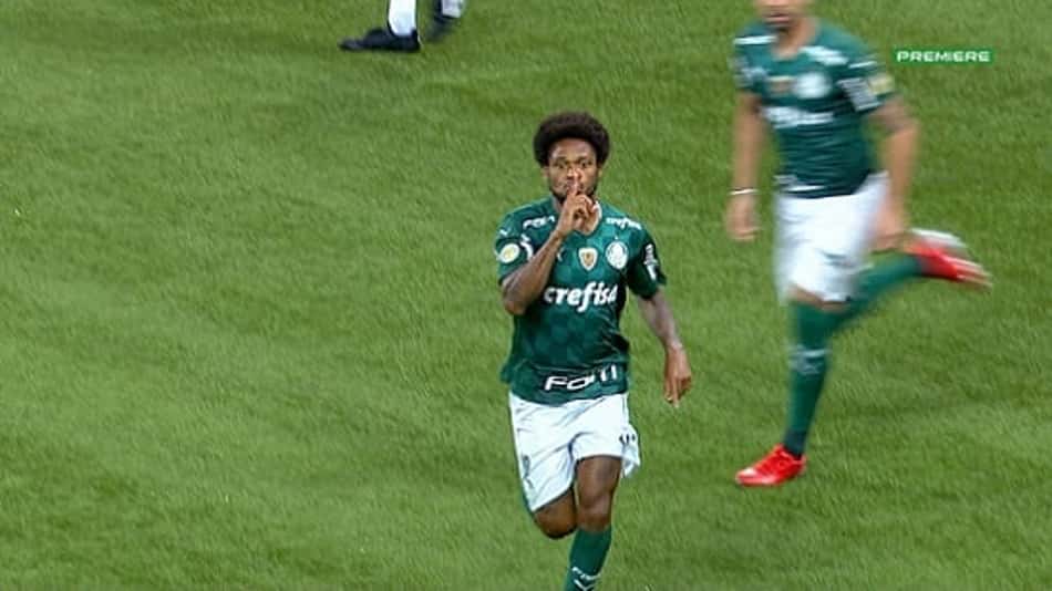 Luiz Adriano recebe advertência do Palmeiras por comemoração de gol contra o Sport
