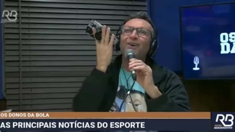 Ao vivo, Neto liga para repórter da Globo e dá 'bronca': 'Sai do WhatsApp'