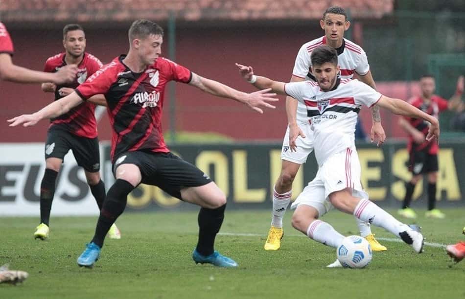 Personagem da classificação do São Paulo no sub-20, Beraldo brinca: 'Fui do inferno ao céu em três minutos'