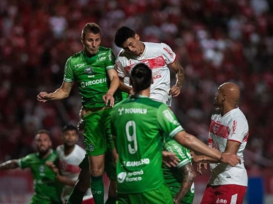 No Rei Pelé, Coritiba empata com o CRB e vê liderança ameaçada