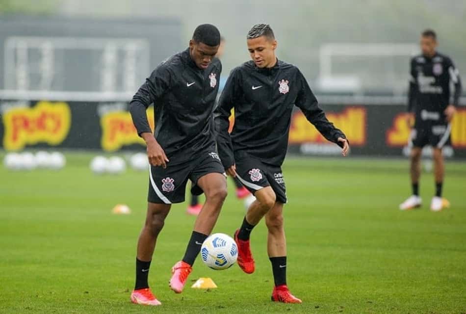Cinco jogadores da equipe sub-20 do Corinthians reforçam primeiro treino comandado por Sylvinho na semana