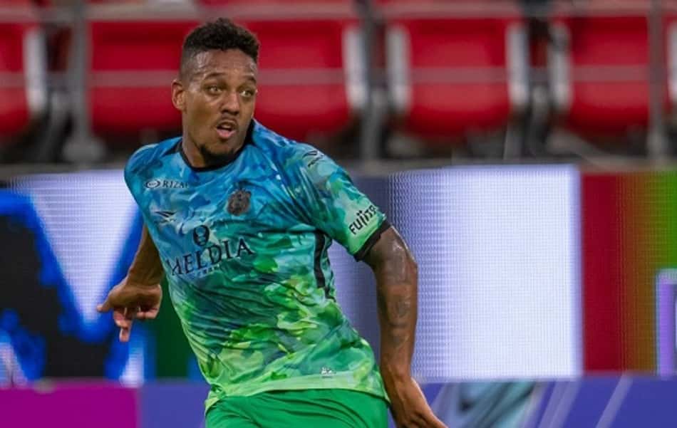 Artilheiro do Shonan, Wellington Tanque vê cinco finais na reta final da Liga Japonesa