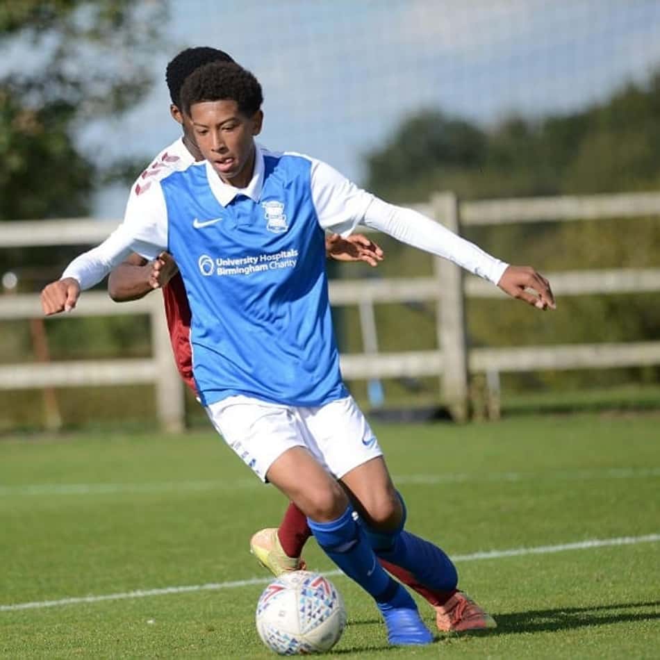 Após sucesso com Jude Bellingham, Borussia Dortmund busca a contratação do irmão do jovem inglês