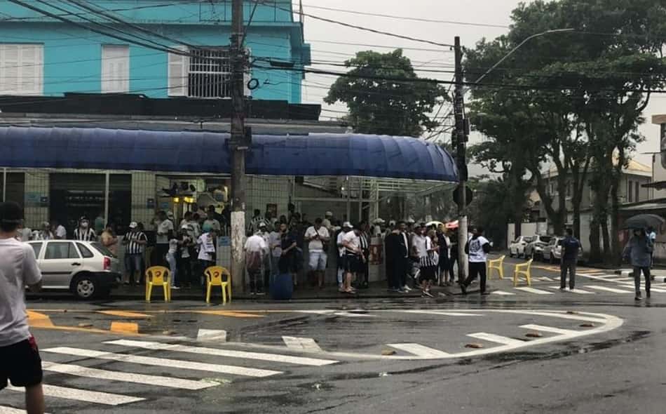 Torcida santista usou toldos para se abrigar da chuva