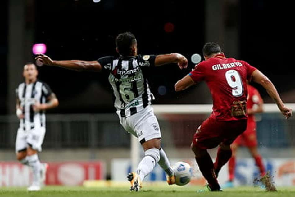 Artilheiro, Gilberto marca e garante empate do Bahia com Ceará pelo Brasileirão