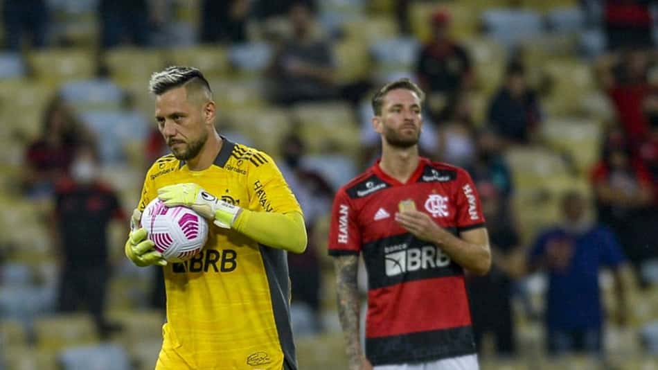 André Rizek ironiza Renato Maurício Prado por reclamação em pênalti anulado: 'Está enxergando bem?'