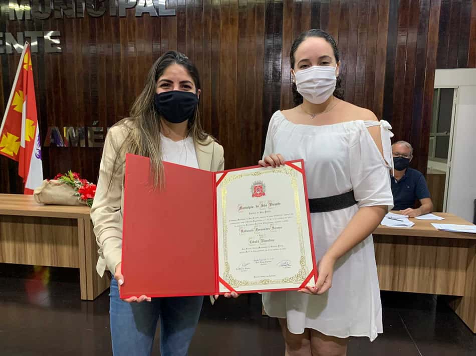 Jogadora do Corinthians recebe título de cidadania em São Vicente