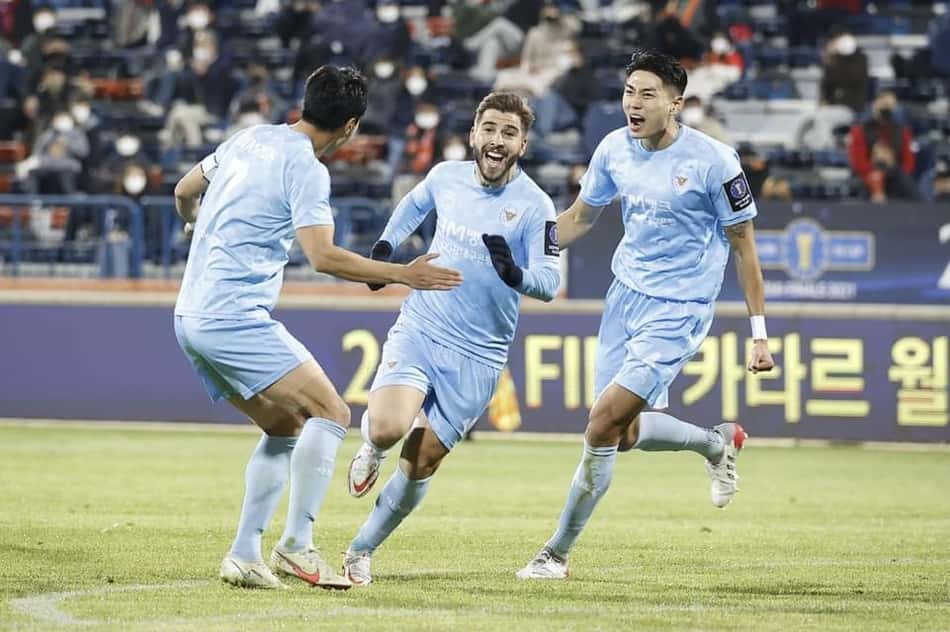 Bruno Lamas, do Daegu, celebra gol e classificação à final da Copa da Coreia do Sul: 'Extremamente feliz'
