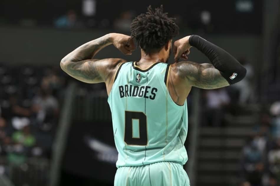 Miles Bridges visa enterrada e "posterizar" Draymond Green