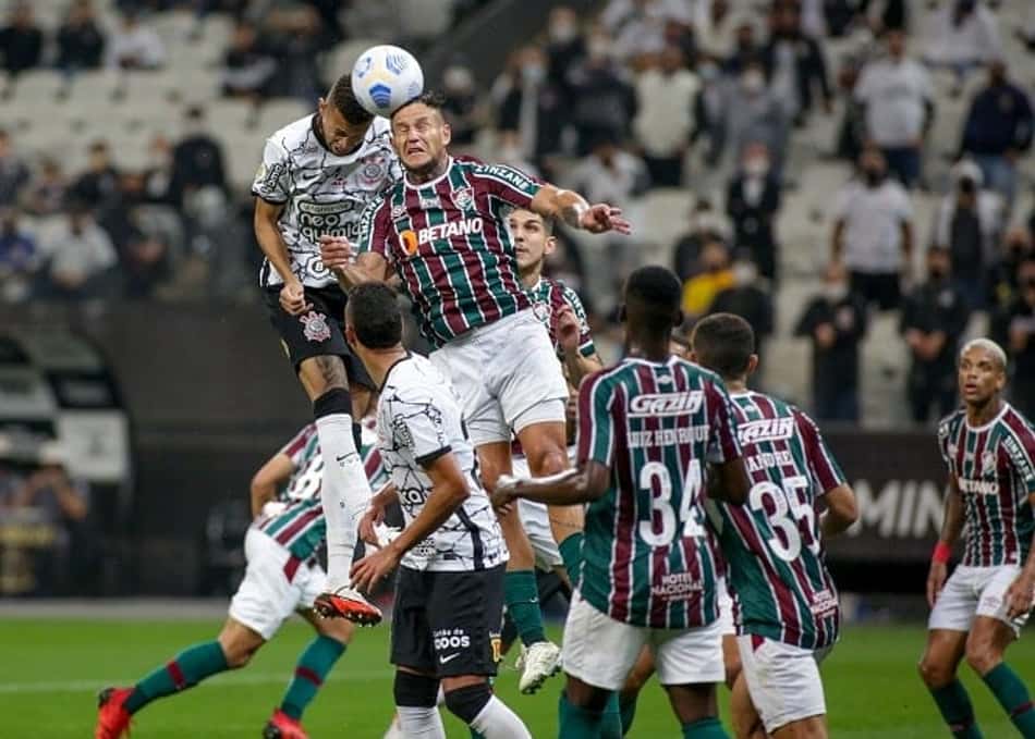 Corinthians tem baixo aproveitamento em escanteios, e Sylvinho busca aperfeiçoar jogada