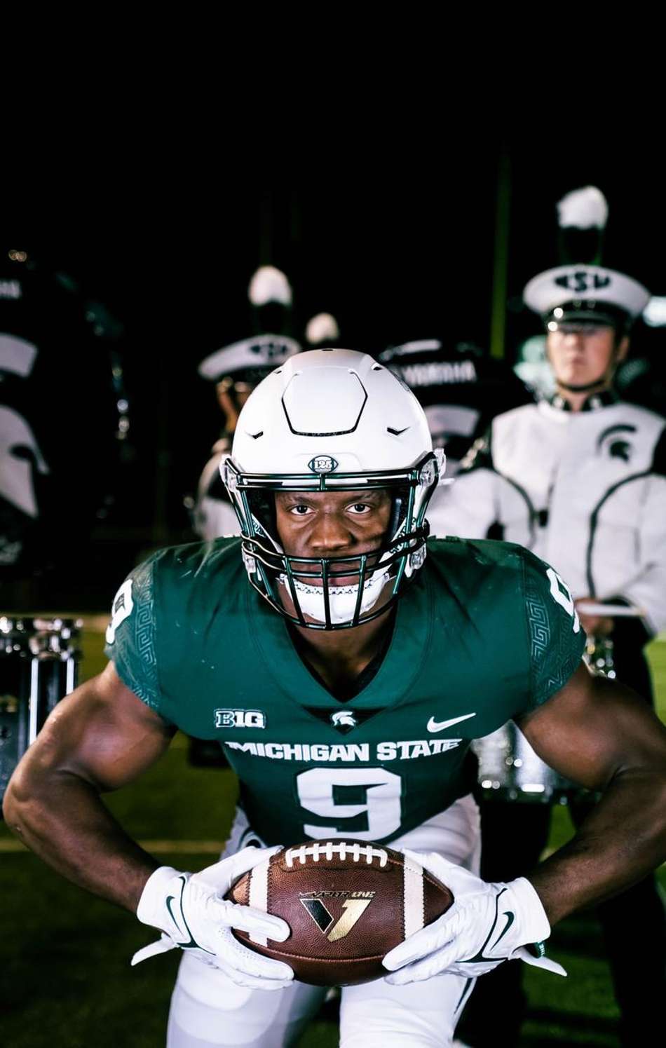Kenneth Walker brilha com cinco touchdowns e Michigan State vence de virada Michigan
