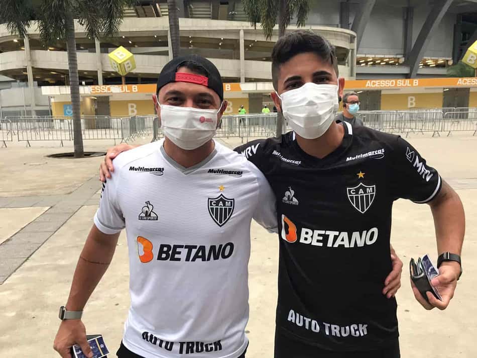 Polícia libera setor para torcida do Atlético-MG no Maracanã; torcedores são barrados e, com o jogo em andamento, liberados