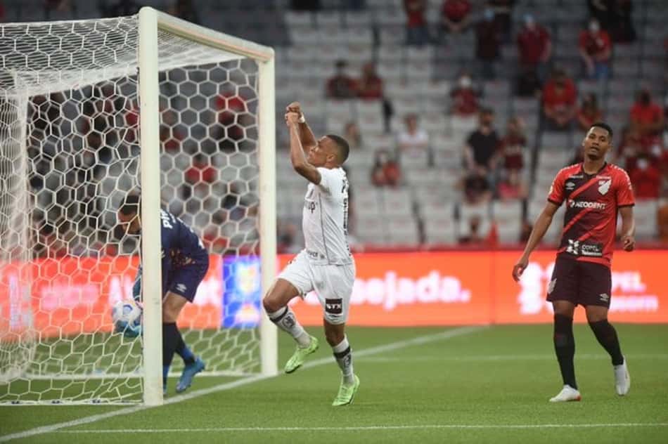 Decisivo, Madson lidera o ranking de gols de cabeça no Brasileiro nos últimos três anos