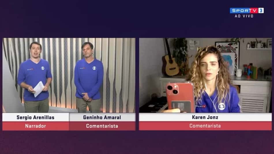 Que isso, Karen Jonz? Comentarista saca celular e tira foto ao vivo durante programa